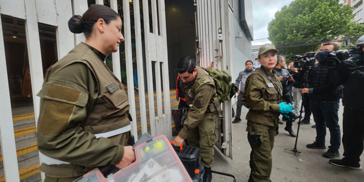 Carabineros en procedimiento de evacuación del Mall del Centro, Concepción. Créditos: Marcelo Castro