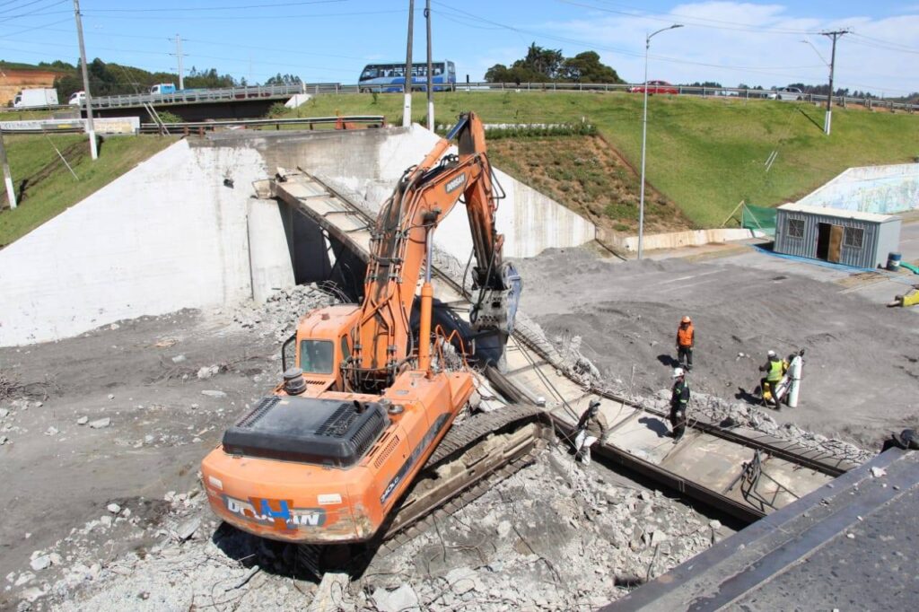 Demolición del Puente Perales, diciembre de 2020. Fuente: Facebook Municipalidad de Talcahuano