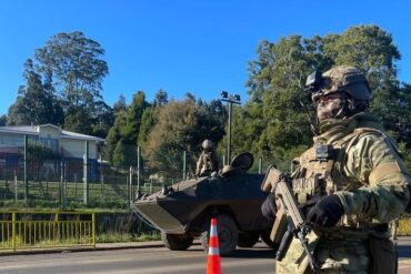 Militar chileno con tanqueta