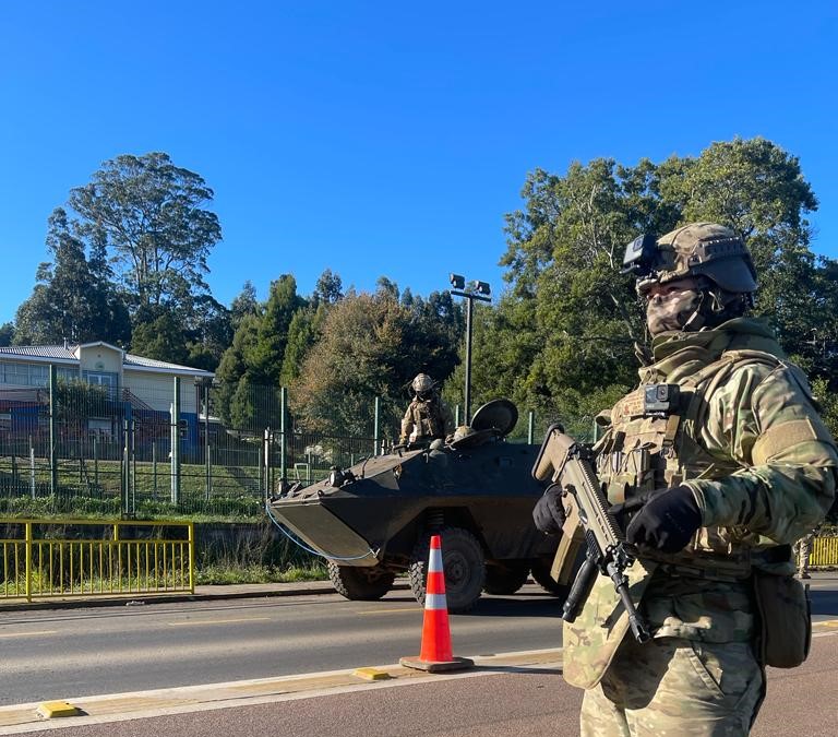Militar chileno con tanqueta