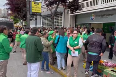 Personas evacuadas en el Mall del Centro, Concepción.