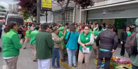 Personas evacuadas en el Mall del Centro, Concepción.