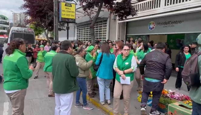 Personas evacuadas en el Mall del Centro, Concepción.
