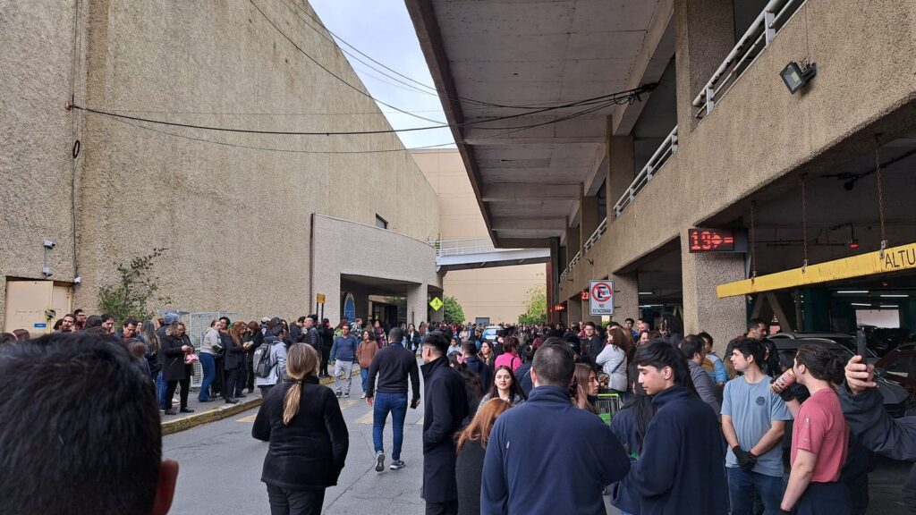 Personas evacuadas en el Mall del Trébol, Concepción