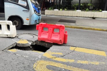 Socavón en calle San Martín, Concepción. Créditos: Marcelo Castro