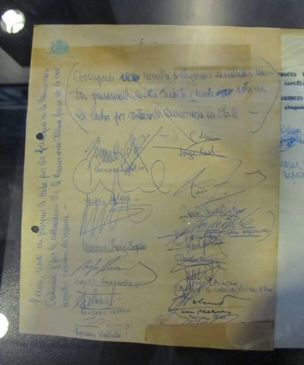 Firmantes de la Carta de los 13 original. Expuesta en el Museo de la Memoria.