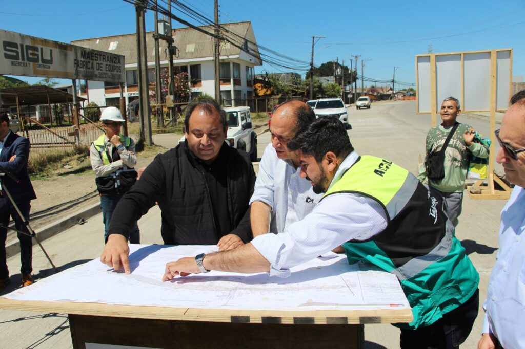 Autoridades en obras de repavimentación de Jaime Repullo. Fuente: Municipalidad de Talcahuano