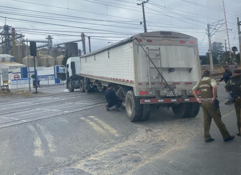 Camión detenido en vía del tren camino a Coronel