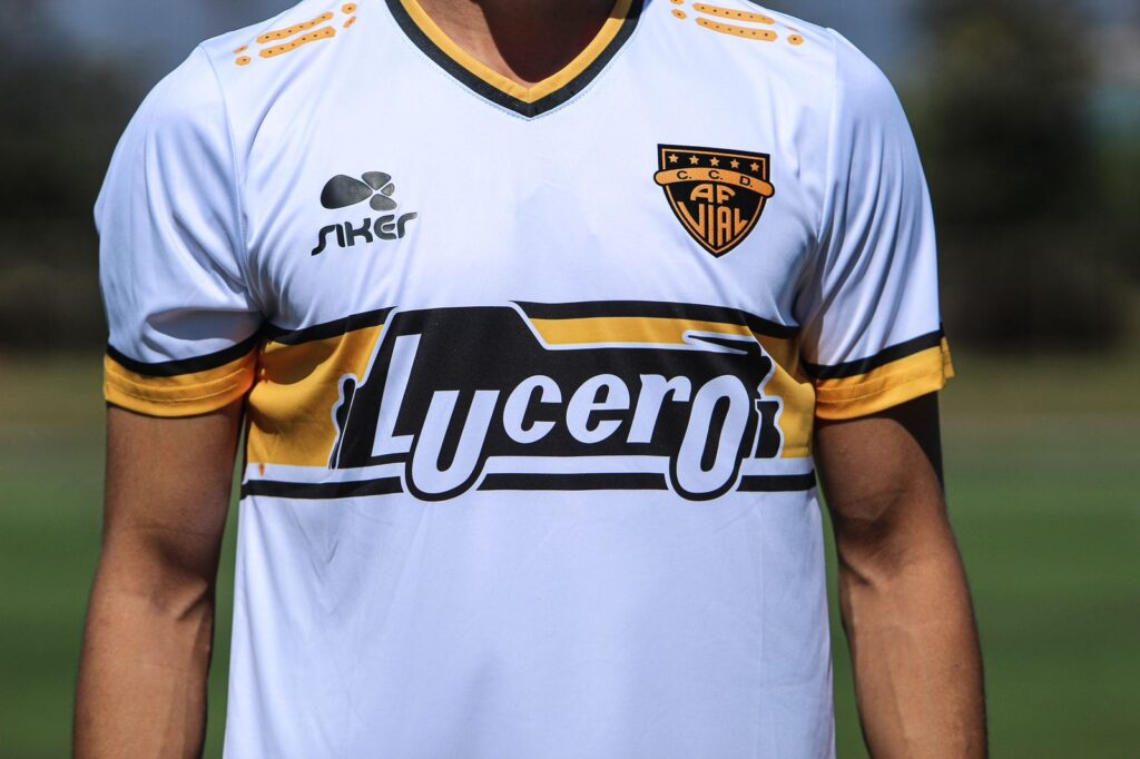 Tercera camiseta de Fernández Vial, presentada y usada en el partido de Segunda División contra Lautaro de Buin || Prensa Fernández Vial