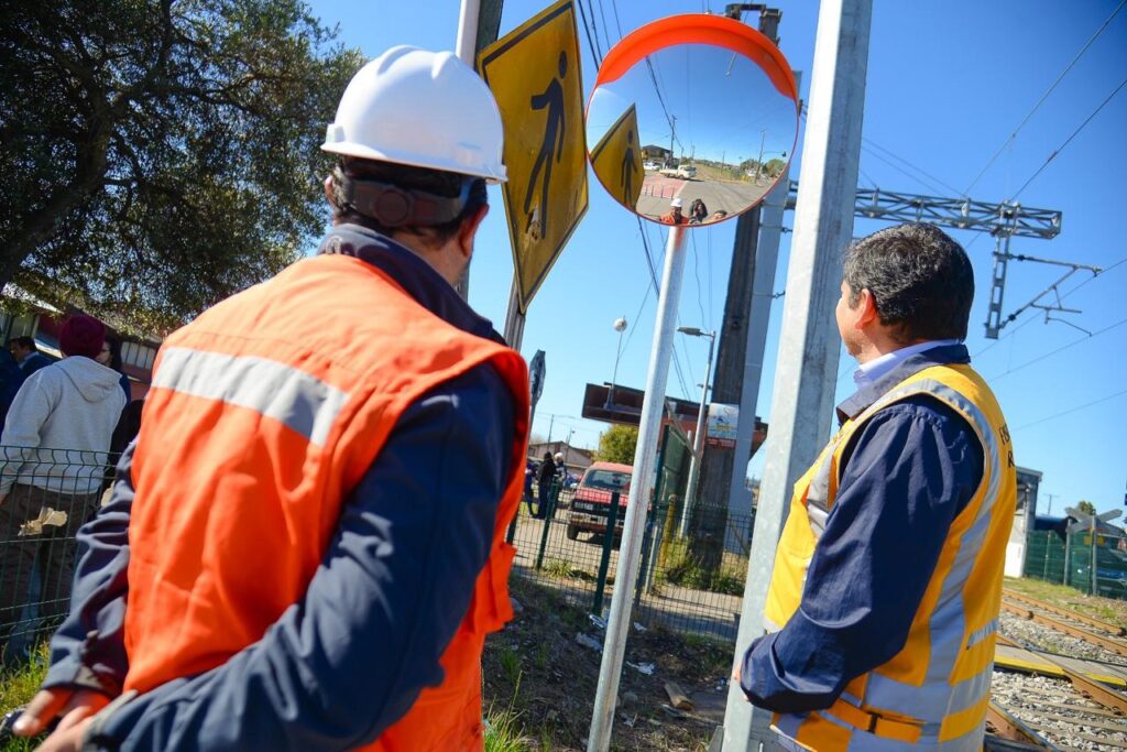 Instalación de medidas de seguridad en cruces ferroviarios || EFE Sur