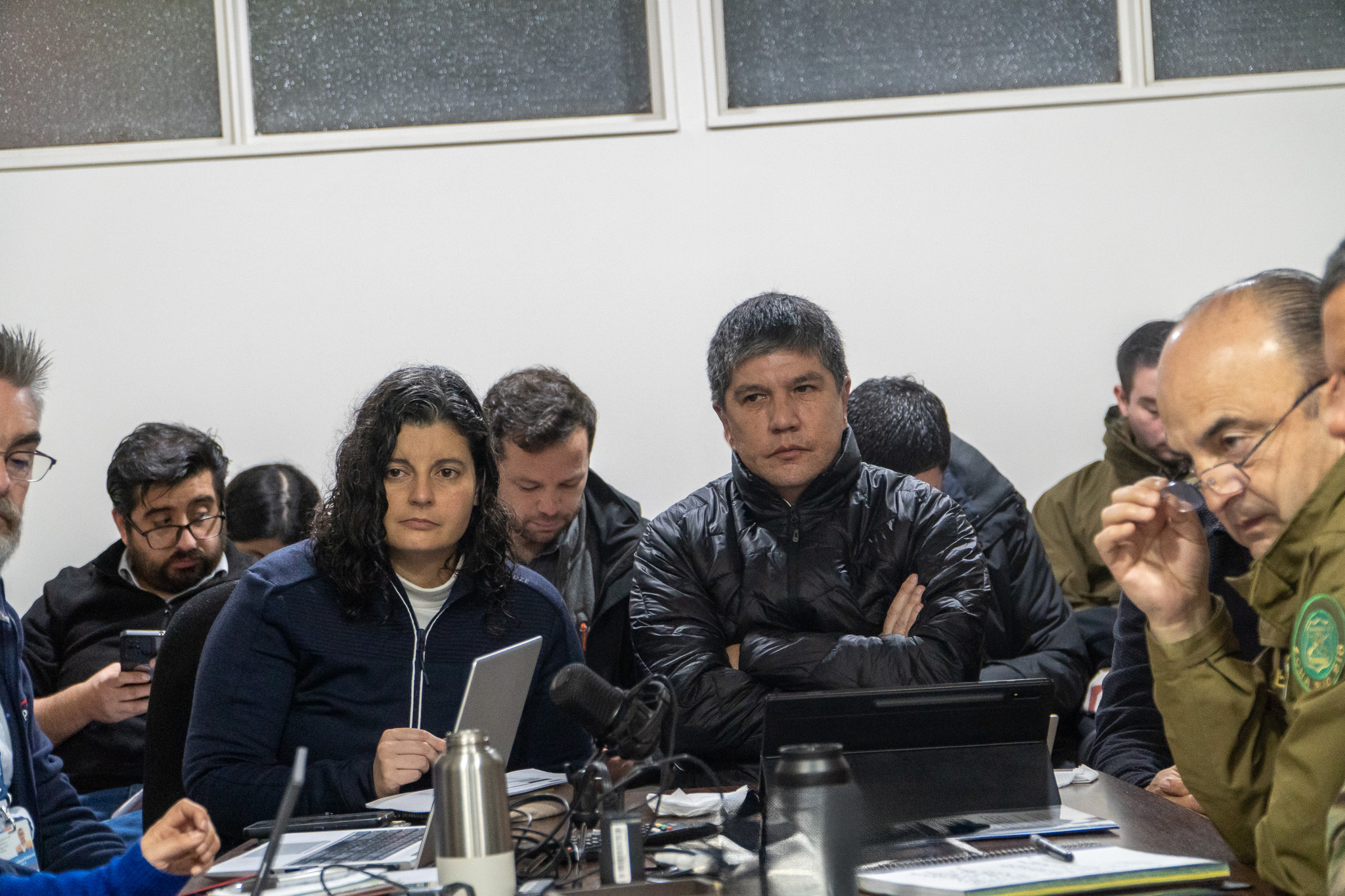 Delegada Presidencial Regional, Daniela Dresdner, y el Ministro (s) del Interior, Manuel Monsalve, en el COGRID por el sistema frontal || Cedida