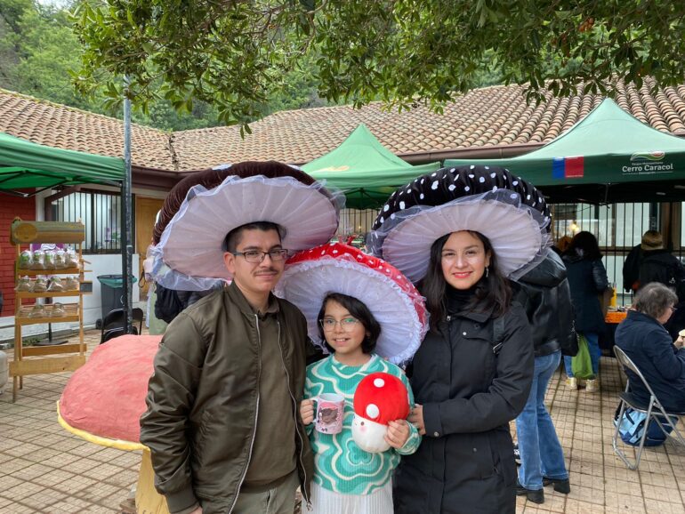 Familia participando en concurso de disfraces /Foto: Catalina Ulloa