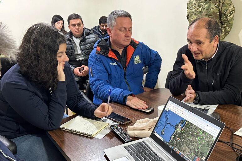 Gobernador Rodrigo Díaz junto a alcaldes en la emergencia || GORE Biobío