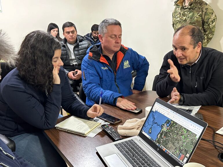 Gobernador Rodrigo Díaz junto a alcaldes en la emergencia || GORE Biobío