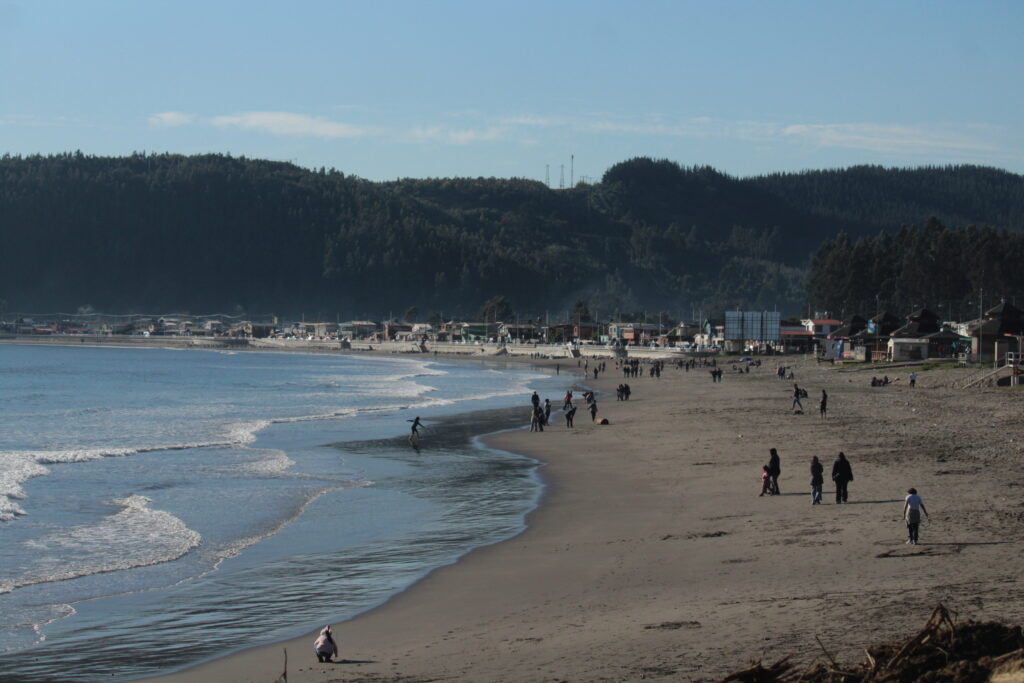 La playa de Colcura recibe visitantes durante todo el año