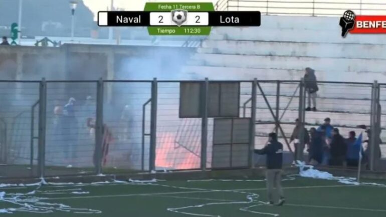 Graves incidentes ocurrieron entre hinchas de Naval y Lota Schwager en Tercera División B || Pantallazo