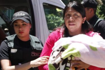 Lorenza Cayuhan y su hija recién nacida