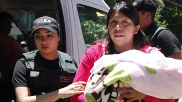 Lorenza Cayuhan y su hija recién nacida