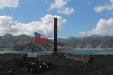 El memorial se emplaza a orillas de la Laguna del Laja, en el Valle de la Luna