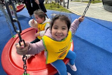 NIña en plaza la infacia en Lebu