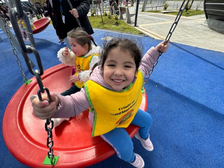 NIña en plaza la infacia en Lebu