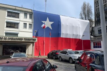 Bandera chilena gigante en el Comando de Operaciones Terrestres del Ejército