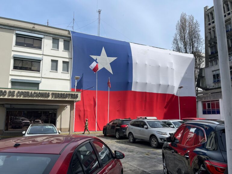 Bandera chilena gigante en el Comando de Operaciones Terrestres del Ejército