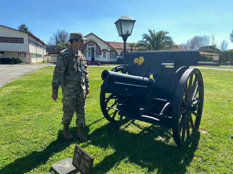 Solado junto a cañón en Regimiento Chacabuco de Concepción