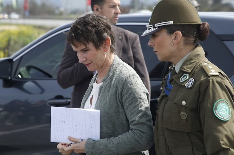 Carolina Tohá junto a carabinera