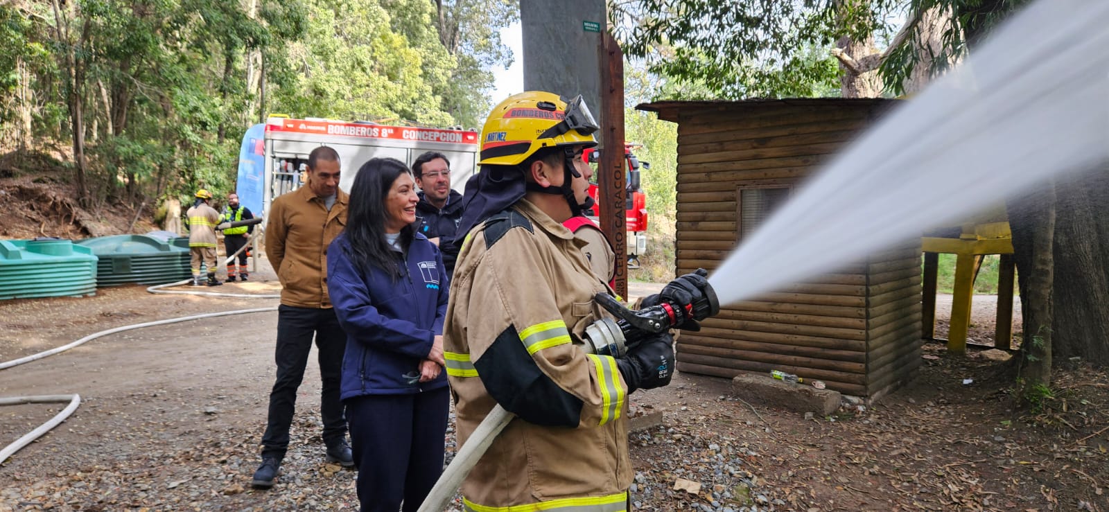 Bomberos prueban el estanque en el Cerro Caracol