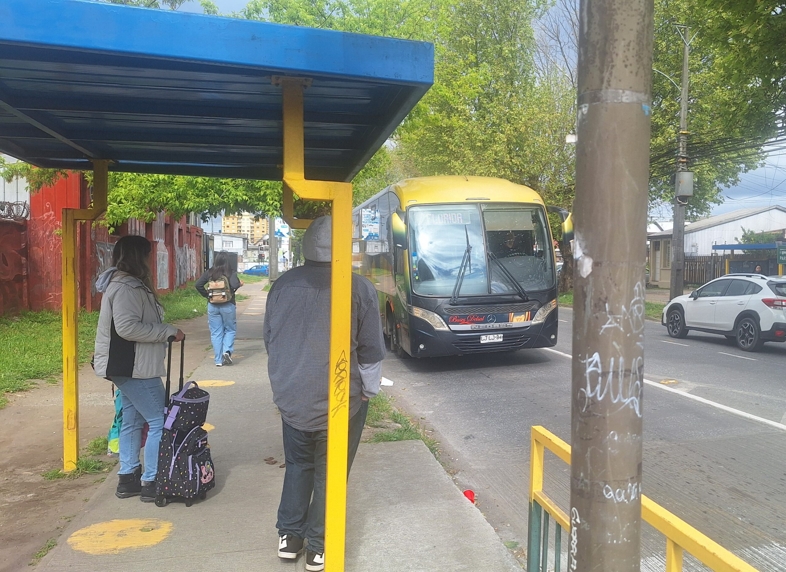 Personas esperando el tranporte rural