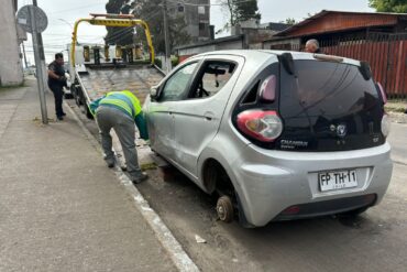 Automóvil abandonado retirado en Talcahuano