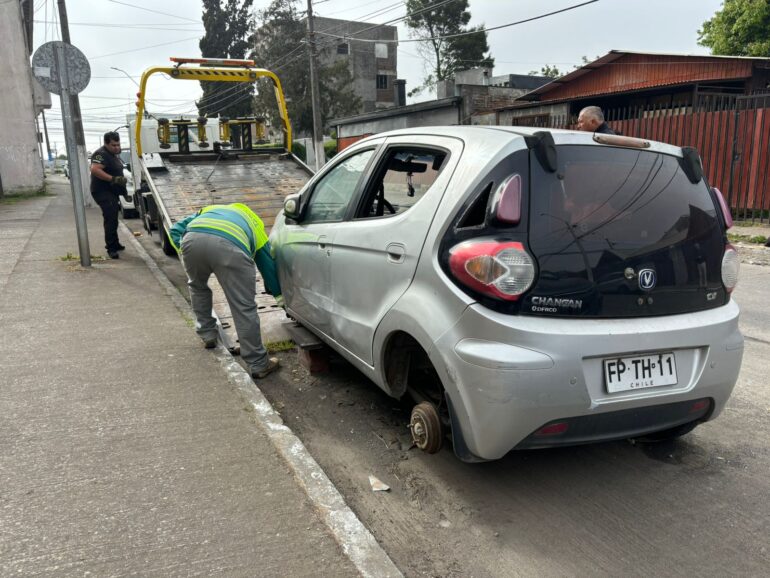 Automóvil abandonado retirado en Talcahuano