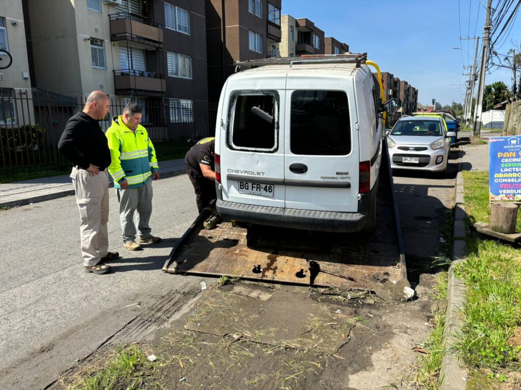 Automovil abandonado siendo retirado en la zona de Talcahuano