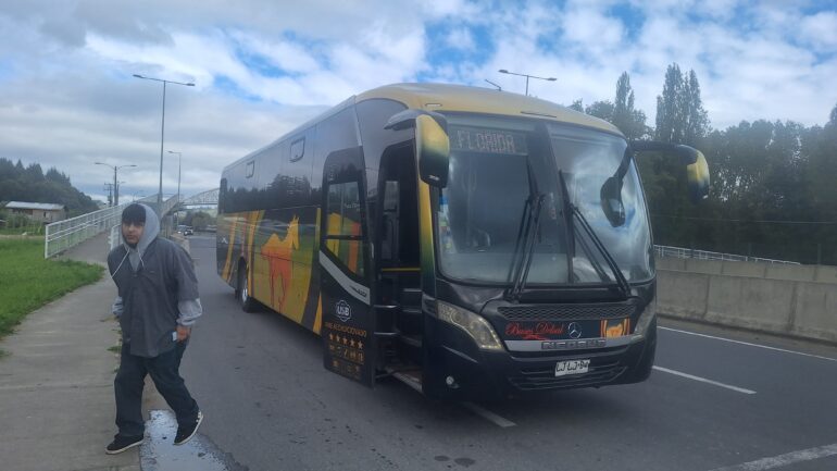 Uno de los buses del transporte rural