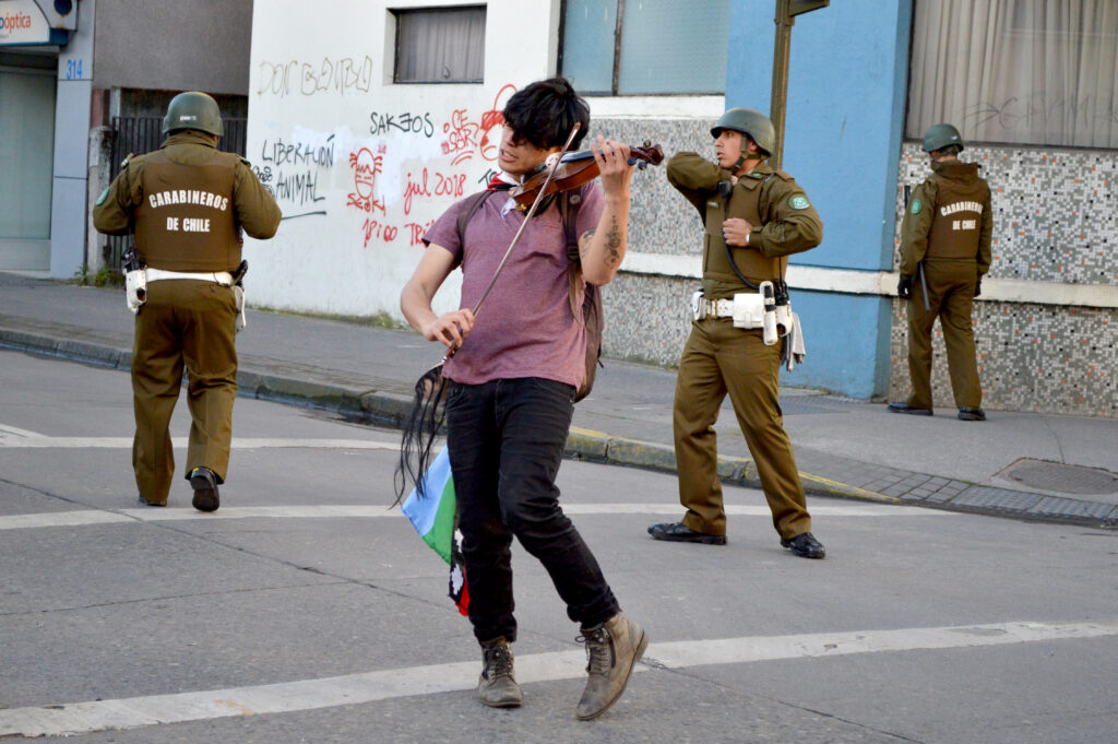 El violinista, un manifestante emblemático durante la Revuelta Social en Concepción