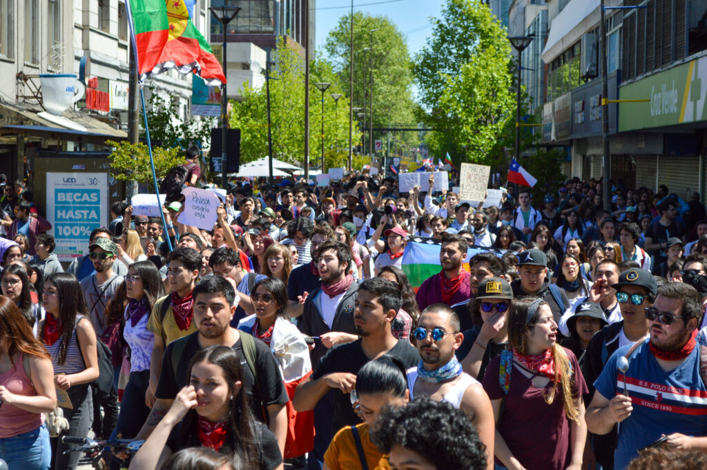 Miles de personas marcharon pacíficamente durante la Revuelta Social, sin embargo los medios hegemónicos se enfocan en el lumpen y no en las demandas de la ciudadanía 