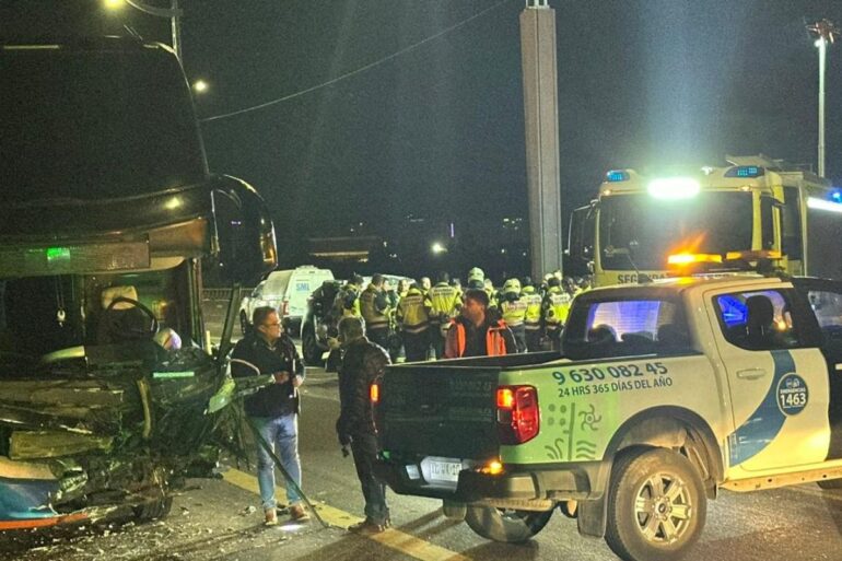 Eme Bus colisiona puente Llacolén