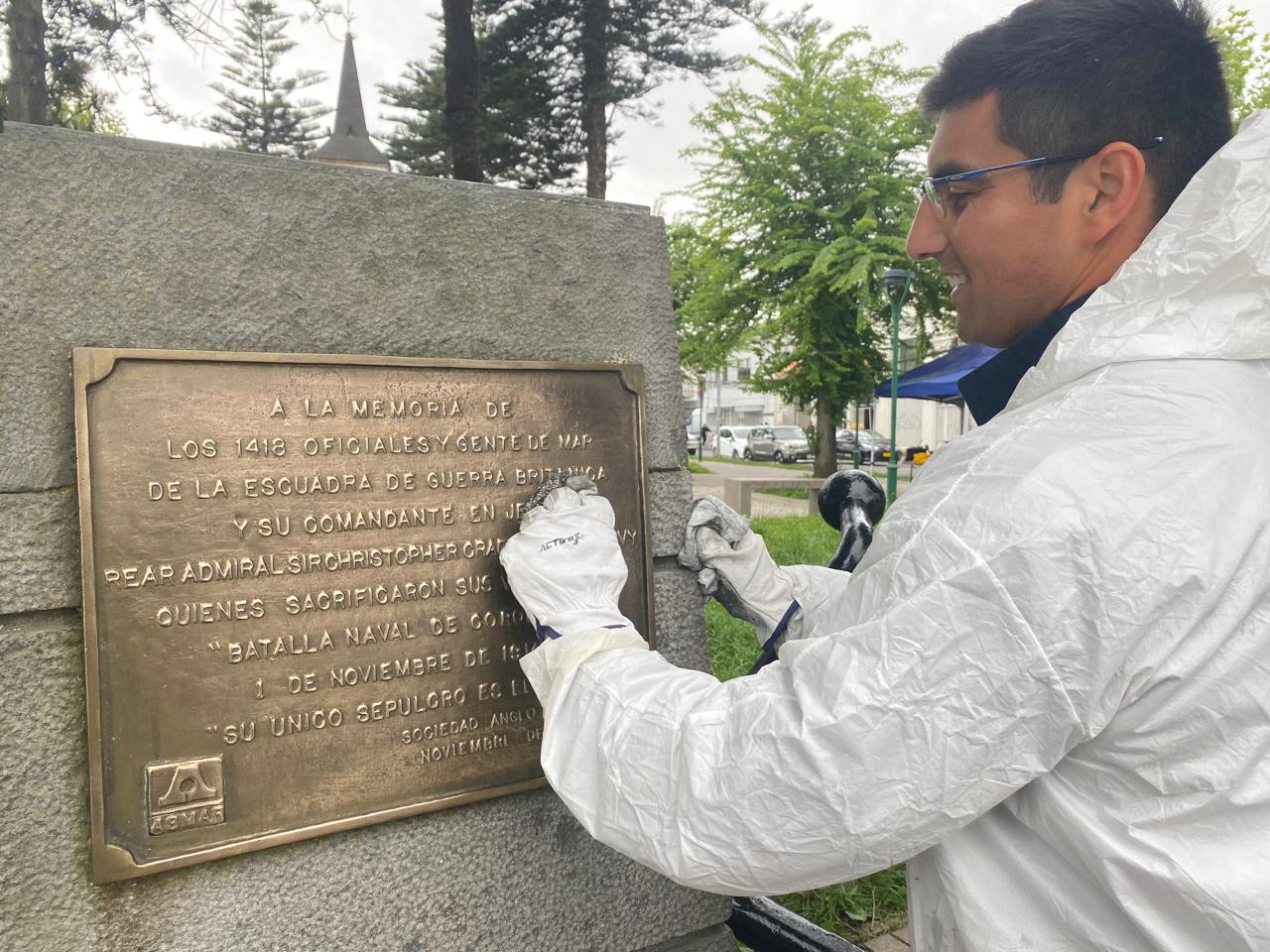 Marino chileno reparando monolito Coronel