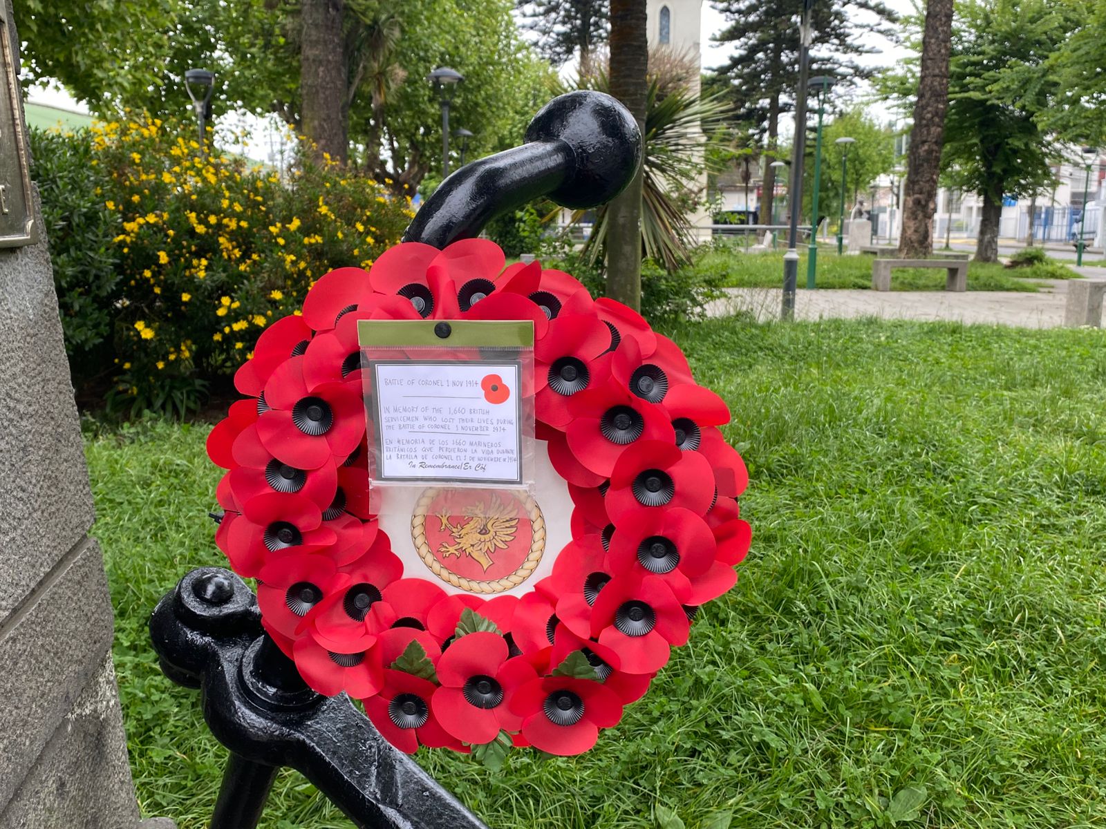 Amapolas rojas y ancla en el monolito de la Batalla Naval de Coronel || Sala de Prensa