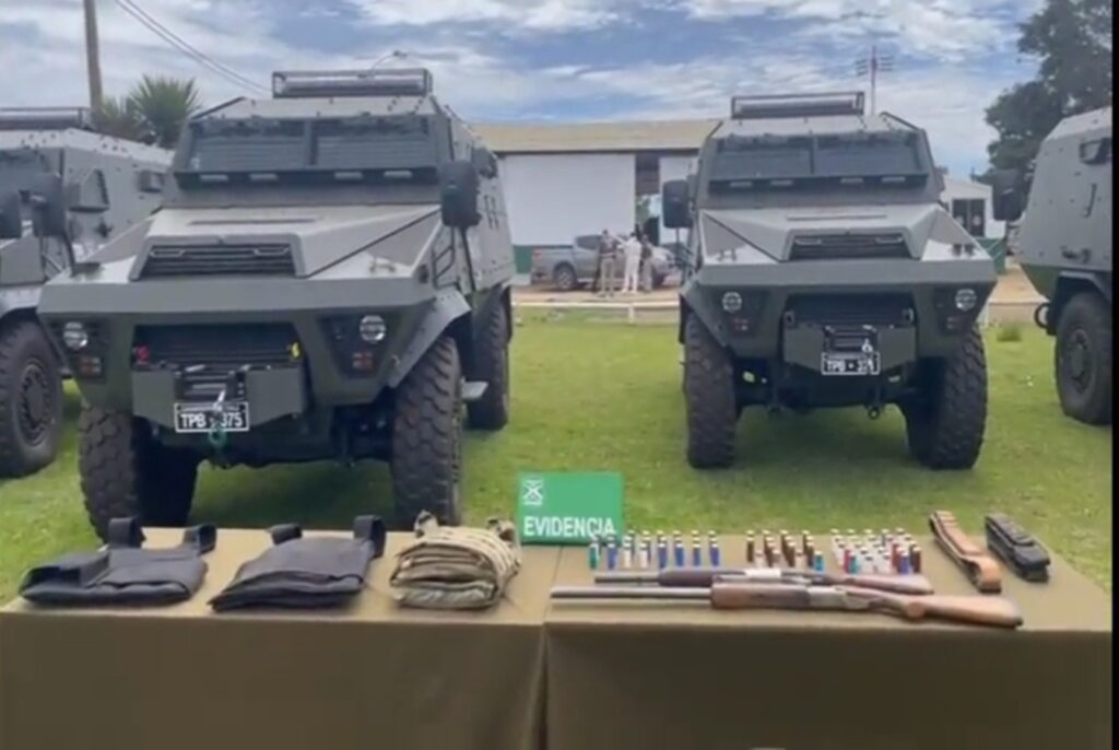 Carabineros muestra armas enterradas