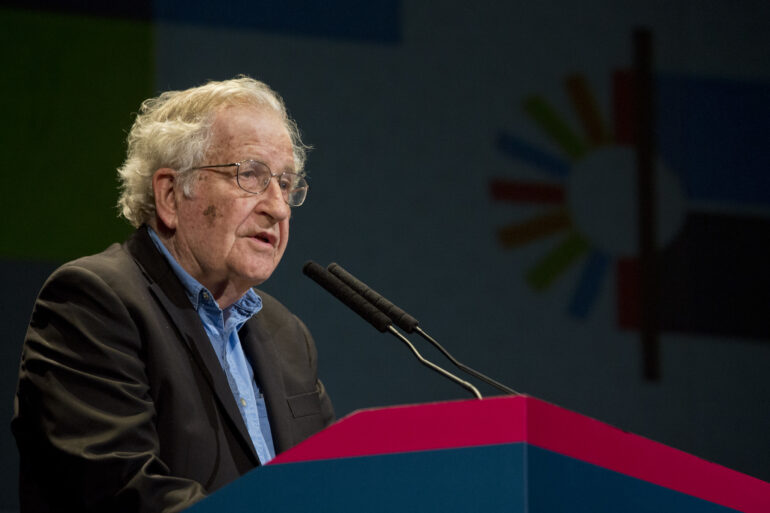 Noam Chomsky y crítica a los medios de comunicación