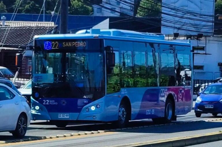 Bus estándar RED línea 22 San Pedro pronto a circular