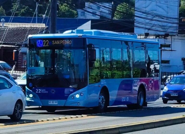 Bus estándar RED línea 22 San Pedro pronto a circular