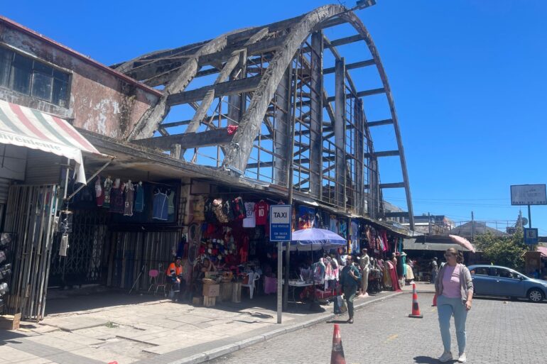 Este es el panorama del Mercado de Concepción, parcialmente en ruinas, desde Caupolicán || Sala de Prensa