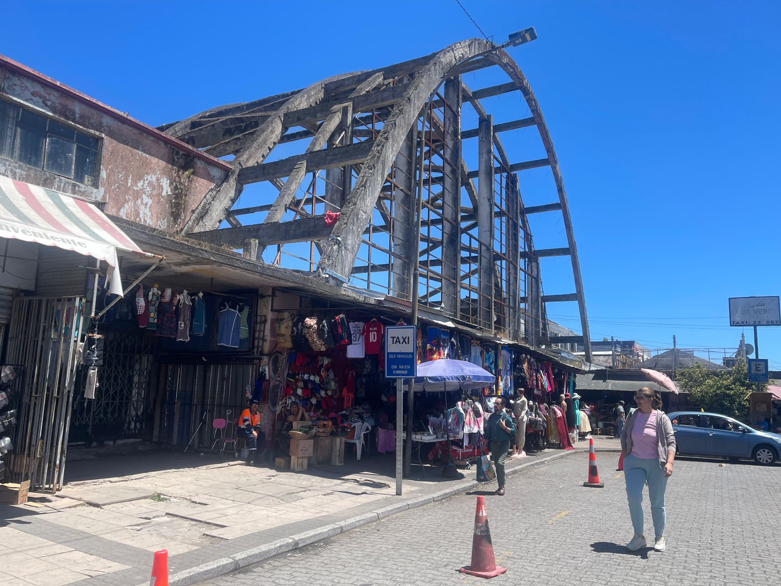 Este es el panorama del Mercado de Concepción, parcialmente en ruinas, desde Caupolicán || Sala de Prensa