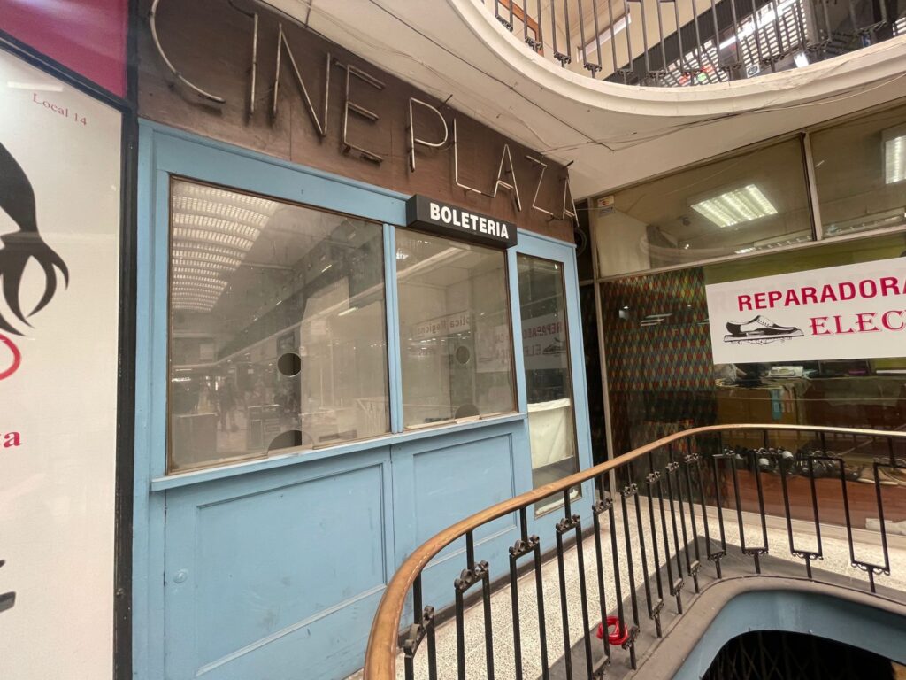 Cine Plaza de perfil