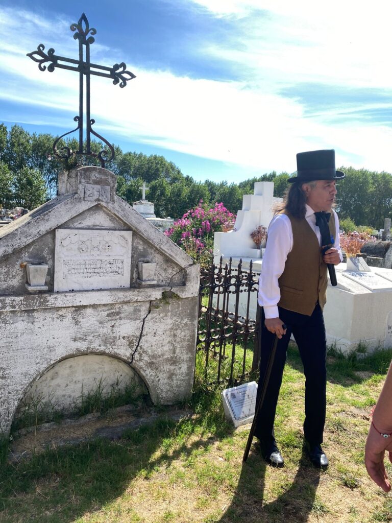 Representación de Juan Adamson en su tumba, veterano con sus medallas talladas en su tumba || Sala de Prensa