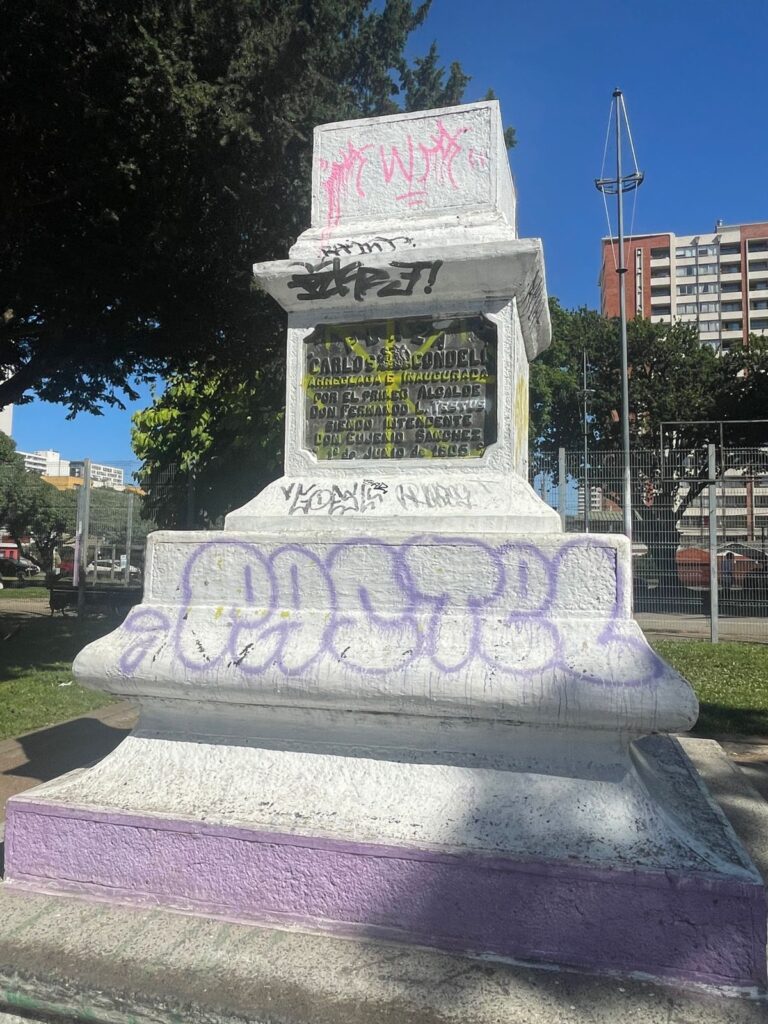 Plaza Condell monolito